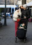 Amsterdam 22 december 2021
Lil Kleine en jaimie Vaes met hun zoon Lion op de cofnelis schuytstraat.