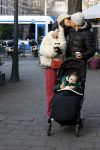 Amsterdam 22 december 2021
Lil Kleine en jaimie Vaes met hun zoon Lion op de cofnelis schuytstraat.