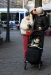 Amsterdam 22 december 2021
Lil Kleine en jaimie Vaes met hun zoon Lion op de cofnelis schuytstraat.