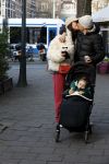 Amsterdam 22 december 2021
Lil Kleine en jaimie Vaes met hun zoon Lion op de cofnelis schuytstraat.