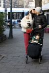 Amsterdam 22 december 2021
Lil Kleine en jaimie Vaes met hun zoon Lion op de cofnelis schuytstraat.