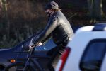 Alkmaar 21 december 2021
Marco Borsato met mondkapje op zijn van Moof fiets in Alkmaar