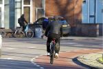 Alkmaar 21 december 2021
Marco Borsato met mondkapje op zijn van Moof fiets in Alkmaar