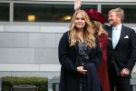 Den Haag 8 december 2021
Prinses Amalia arriveert voor de buitengewone vergadering van de Raad van State. Naast de prinses waren ook koning Willem Alexander en koningin Maxima bij de buitengewone vergadering aanwezig.
Na de vergadering ging Amalia in de tuin een boom planten.