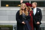 Den Haag 8 december 2021
Prinses Amalia arriveert voor de buitengewone vergadering van de Raad van State. Naast de prinses waren ook koning Willem Alexander en koningin Maxima bij de buitengewone vergadering aanwezig.
Na de vergadering ging Amalia in de tuin een boom planten.