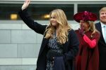 Den Haag 8 december 2021
Prinses Amalia arriveert voor de buitengewone vergadering van de Raad van State. Naast de prinses waren ook koning Willem Alexander en koningin Maxima bij de buitengewone vergadering aanwezig.
Na de vergadering ging Amalia in de tuin een boom planten.