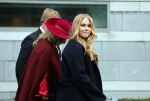 Den Haag 8 december 2021
Prinses Amalia arriveert voor de buitengewone vergadering van de Raad van State. Naast de prinses waren ook koning Willem Alexander en koningin Maxima bij de buitengewone vergadering aanwezig.
Na de vergadering ging Amalia in de tuin een boom planten.