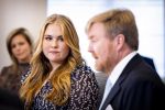 Den Haag 8 december 2021
Prinses Amalia arriveert voor de buitengewone vergadering van de Raad van State. Naast de prinses waren ook koning Willem Alexander en koningin Maxima bij de buitengewone vergadering aanwezig.
Na de vergadering ging Amalia in de tuin een boom planten.