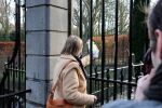 Den Haag 7 december 2021
Prinses Amalia is vandaag 18 jaar oud geworden . Prinses Amalia is met haar moeder Koningin Maxima wezen winkelen . Een dame brengt een kado voor Amalia