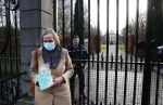 Den Haag 7 december 2021
Prinses Amalia is vandaag 18 jaar oud geworden . Prinses Amalia is met haar moeder Koningin Maxima wezen winkelen . Een dame brengt een kado voor Amalia