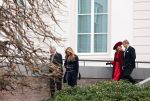 Den Haag 8 december 2021
Prinses Amalia arriveert voor de buitengewone vergadering van de Raad van State. Naast de prinses waren ook koning Willem Alexander en koningin Maxima bij de buitengewone vergadering aanwezig.
Na de vergadering ging Amalia in de tuin een boom planten.