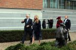 Den Haag 8 december 2021
Prinses Amalia arriveert voor de buitengewone vergadering van de Raad van State. Naast de prinses waren ook koning Willem Alexander en koningin Maxima bij de buitengewone vergadering aanwezig.
Na de vergadering ging Amalia in de tuin een boom planten.