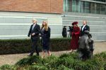 Den Haag 8 december 2021
Prinses Amalia arriveert voor de buitengewone vergadering van de Raad van State. Naast de prinses waren ook koning Willem Alexander en koningin Maxima bij de buitengewone vergadering aanwezig.
Na de vergadering ging Amalia in de tuin een boom planten.