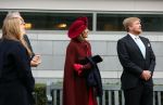 Den Haag 8 december 2021
Prinses Amalia arriveert voor de buitengewone vergadering van de Raad van State. Naast de prinses waren ook koning Willem Alexander en koningin Maxima bij de buitengewone vergadering aanwezig.
Na de vergadering ging Amalia in de tuin een boom planten.