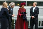 Den Haag 8 december 2021
Prinses Amalia arriveert voor de buitengewone vergadering van de Raad van State. Naast de prinses waren ook koning Willem Alexander en koningin Maxima bij de buitengewone vergadering aanwezig.
Na de vergadering ging Amalia in de tuin een boom planten.