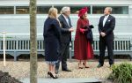 Den Haag 8 december 2021
Prinses Amalia arriveert voor de buitengewone vergadering van de Raad van State. Naast de prinses waren ook koning Willem Alexander en koningin Maxima bij de buitengewone vergadering aanwezig.
Na de vergadering ging Amalia in de tuin een boom planten.