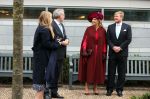 Den Haag 8 december 2021
Prinses Amalia arriveert voor de buitengewone vergadering van de Raad van State. Naast de prinses waren ook koning Willem Alexander en koningin Maxima bij de buitengewone vergadering aanwezig.
Na de vergadering ging Amalia in de tuin een boom planten.