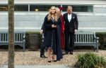 Den Haag 8 december 2021
Prinses Amalia arriveert voor de buitengewone vergadering van de Raad van State. Naast de prinses waren ook koning Willem Alexander en koningin Maxima bij de buitengewone vergadering aanwezig.
Na de vergadering ging Amalia in de tuin een boom planten.