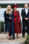 Den Haag 8 december 2021
Prinses Amalia arriveert voor de buitengewone vergadering van de Raad van State. Naast de prinses waren ook koning Willem Alexander en koningin Maxima bij de buitengewone vergadering aanwezig.
Na de vergadering ging Amalia in de tuin een boom planten.