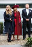 Den Haag 8 december 2021
Prinses Amalia arriveert voor de buitengewone vergadering van de Raad van State. Naast de prinses waren ook koning Willem Alexander en koningin Maxima bij de buitengewone vergadering aanwezig.
Na de vergadering ging Amalia in de tuin een boom planten.