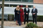 Den Haag 8 december 2021
Prinses Amalia arriveert voor de buitengewone vergadering van de Raad van State. Naast de prinses waren ook koning Willem Alexander en koningin Maxima bij de buitengewone vergadering aanwezig.
Na de vergadering ging Amalia in de tuin een boom planten.