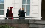 Den Haag 8 december 2021
Prinses Amalia arriveert voor de buitengewone vergadering van de Raad van State. Naast de prinses waren ook koning Willem Alexander en koningin Maxima bij de buitengewone vergadering aanwezig.
Na de vergadering ging Amalia in de tuin een boom planten.
