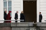Den Haag 8 december 2021
Prinses Amalia arriveert voor de buitengewone vergadering van de Raad van State. Naast de prinses waren ook koning Willem Alexander en koningin Maxima bij de buitengewone vergadering aanwezig.
Na de vergadering ging Amalia in de tuin een boom planten.