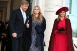 Den Haag 8 december 2021
Prinses Amalia arriveert voor de buitengewone vergadering van de Raad van State. Naast de prinses waren ook koning Willem Alexander en koningin Maxima bij de buitengewone vergadering aanwezig.
Na de vergadering ging Amalia in de tuin een boom planten.