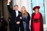Den Haag 8 december 2021
Prinses Amalia arriveert voor de buitengewone vergadering van de Raad van State. Naast de prinses waren ook koning Willem Alexander en koningin Maxima bij de buitengewone vergadering aanwezig.
Na de vergadering ging Amalia in de tuin een boom planten.