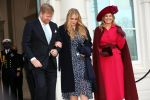 Den Haag 8 december 2021
Prinses Amalia arriveert voor de buitengewone vergadering van de Raad van State. Naast de prinses waren ook koning Willem Alexander en koningin Maxima bij de buitengewone vergadering aanwezig.
Na de vergadering ging Amalia in de tuin een boom planten.
