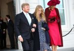 Den Haag 8 december 2021
Prinses Amalia arriveert voor de buitengewone vergadering van de Raad van State. Naast de prinses waren ook koning Willem Alexander en koningin Maxima bij de buitengewone vergadering aanwezig.
Na de vergadering ging Amalia in de tuin een boom planten.