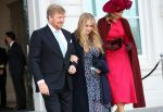 Den Haag 8 december 2021
Prinses Amalia arriveert voor de buitengewone vergadering van de Raad van State. Naast de prinses waren ook koning Willem Alexander en koningin Maxima bij de buitengewone vergadering aanwezig.
Na de vergadering ging Amalia in de tuin een boom planten.