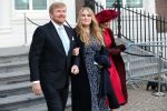 Den Haag 8 december 2021
Prinses Amalia arriveert voor de buitengewone vergadering van de Raad van State. Naast de prinses waren ook koning Willem Alexander en koningin Maxima bij de buitengewone vergadering aanwezig.
Na de vergadering ging Amalia in de tuin een boom planten.