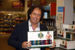 Elst 15 december 2021
Rene Leblanc en zijn vouw in de Albert Heijn met zijn bier .