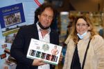 Elst 15 december 2021
Rene Leblanc en zijn vouw in de Albert Heijn met zijn bier .