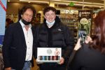 Elst 15 december 2021
Rene Leblanc en zijn vouw in de Albert Heijn met zijn bier .