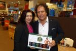 Elst 15 december 2021
Rene Leblanc en zijn vouw in de Albert Heijn met zijn bier .
