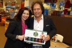 Elst 15 december 2021
Rene Leblanc en zijn vouw in de Albert Heijn met zijn bier .