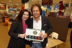 Elst 15 december 2021
Rene Leblanc en zijn vouw in de Albert Heijn met zijn bier .