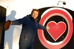 Amsterdam 21 december 2021
Robert ten Brink en zijn vrouw bij opnames all you need is love op museumplein.