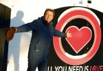 Amsterdam 21 december 2021
Robert ten Brink en zijn vrouw bij opnames all you need is love op museumplein.
