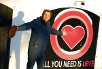 Amsterdam 21 december 2021
Robert ten Brink en zijn vrouw bij opnames all you need is love op museumplein.