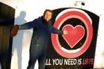 Amsterdam 21 december 2021
Robert ten Brink en zijn vrouw bij opnames all you need is love op museumplein.
