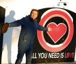 Amsterdam 21 december 2021
Robert ten Brink en zijn vrouw bij opnames all you need is love op museumplein.