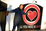 Amsterdam 21 december 2021
Robert ten Brink en zijn vrouw bij opnames all you need is love op museumplein.