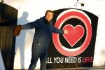 Amsterdam 21 december 2021
Robert ten Brink en zijn vrouw bij opnames all you need is love op museumplein.