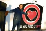 Amsterdam 21 december 2021
Robert ten Brink en zijn vrouw bij opnames all you need is love op museumplein.