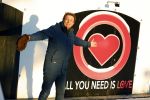 Amsterdam 21 december 2021
Robert ten Brink en zijn vrouw bij opnames all you need is love op museumplein.