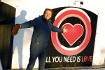 Amsterdam 21 december 2021
Robert ten Brink en zijn vrouw bij opnames all you need is love op museumplein.
