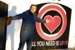 Amsterdam 21 december 2021
Robert ten Brink en zijn vrouw bij opnames all you need is love op museumplein.